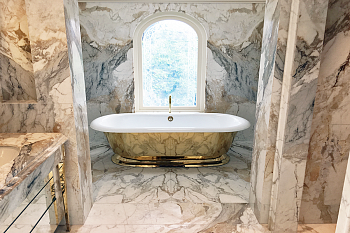 Ванная комната из камня мрамор Калакатта Макиавекиа (Calacatta Macchia Vecchia)